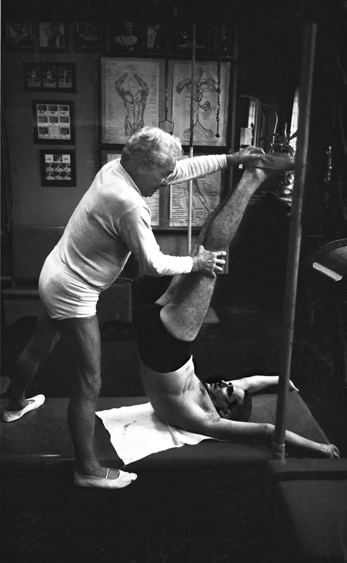 Joseph Pilates aplicando seu método em um aluno no estúdio de Nova York